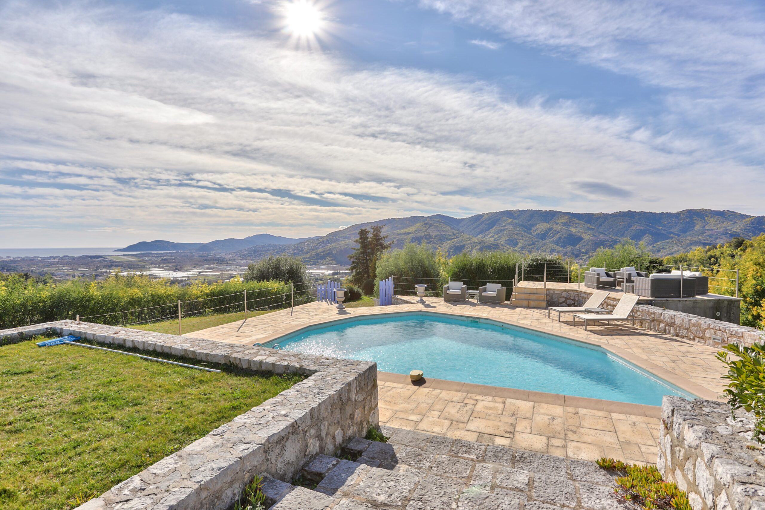 Pool & view of Tanneron